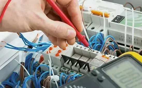 Professional electrician in Locksbottom